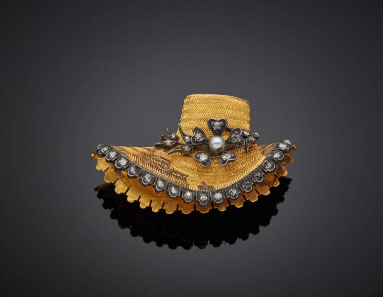 BROCHE « chapeau de paille » en vannerie d'or jaune (750‰) et argent (min. 800‰…