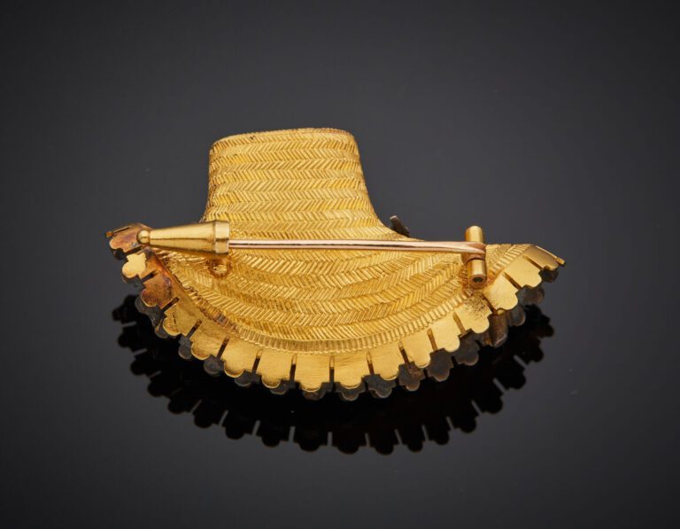 BROCHE « chapeau de paille » en vannerie d'or jaune (750‰) et argent (min. 800‰…