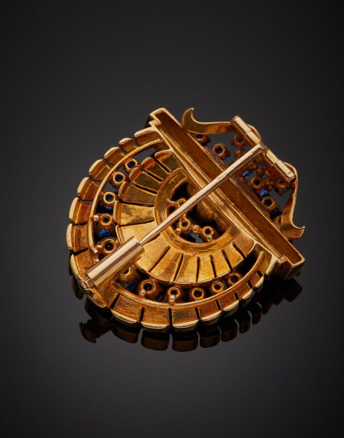 BROCHE "coquillage" stylisée, en or jaune (750‰) ajouré, à motifs rayonnants, s…