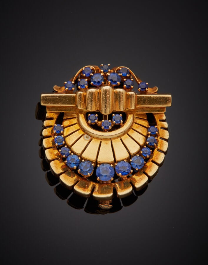 BROCHE "coquillage" stylisée, en or jaune (750‰) ajouré, à motifs rayonnants, s…