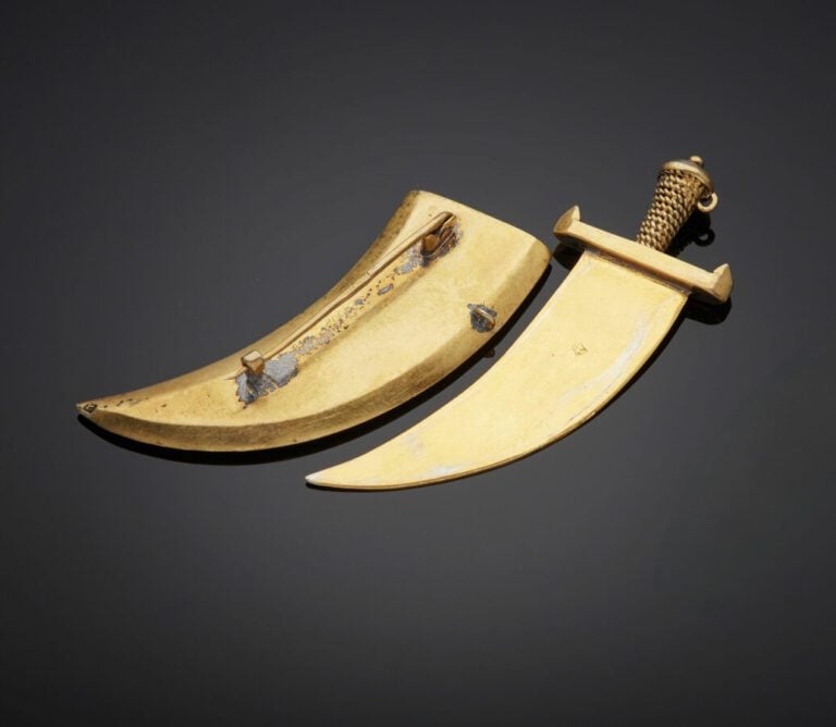 BROCHE « dague » en vermeil (min. 800 millièmes), le fourreau et le manche fili…