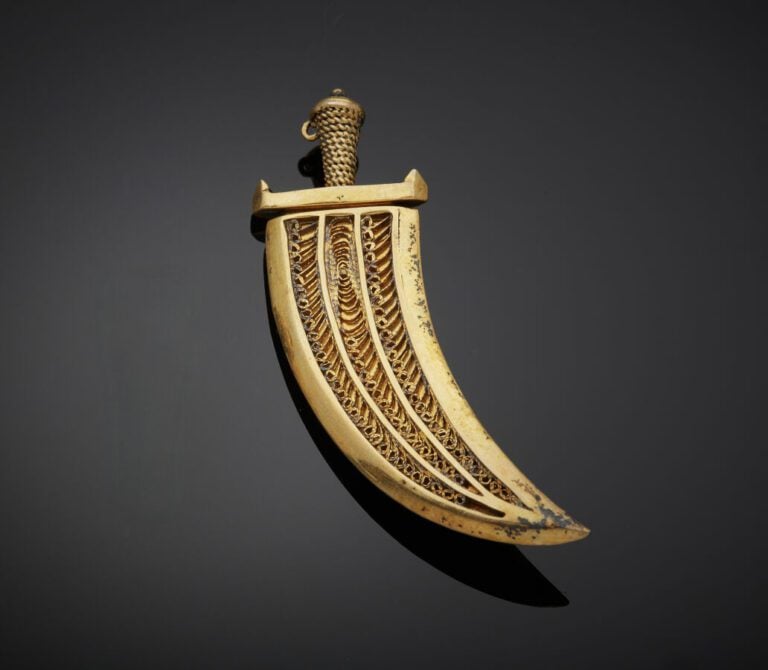 BROCHE « dague » en vermeil (min. 800 millièmes), le fourreau et le manche fili…