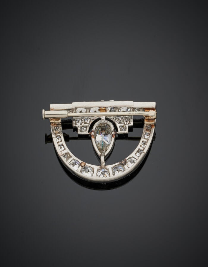 BROCHE "demi-lune" géométrique en platine (min. 800‰) et or gris (750‰) ajouré…