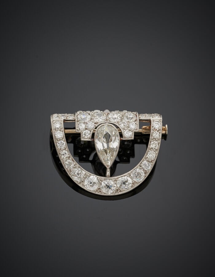 BROCHE "demi-lune" géométrique en platine (min. 800‰) et or gris (750‰) ajouré…