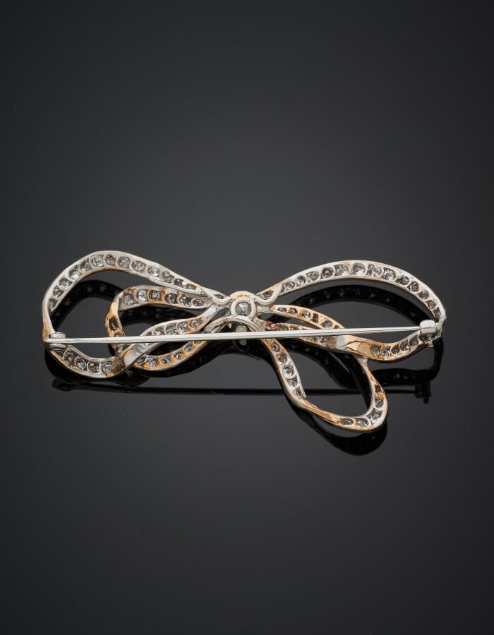 BROCHE « double noeud » en platine (min. 800‰) et or rhodié (750‰) ajouré serti…