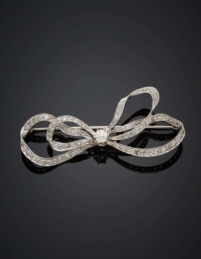 BROCHE « double noeud » en platine (min. 800‰) et or rhodié (750‰) ajouré serti…