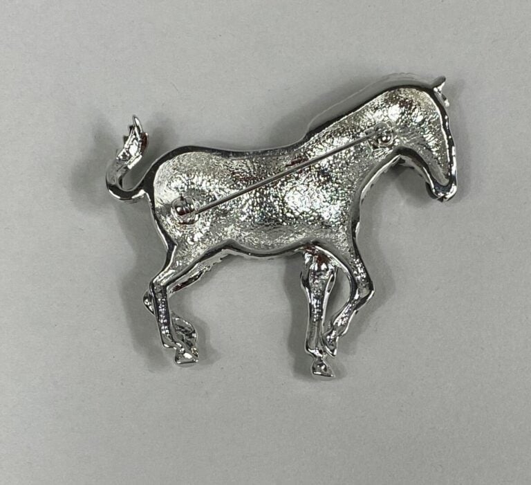 Broche en métal argenté figurant un zèbre émaillé noir alterné de strass, l'oei…