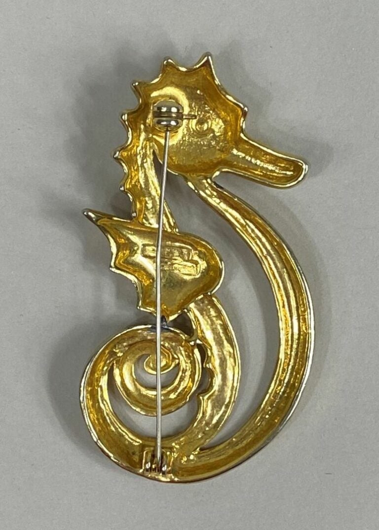 Broche en métal doré ajouré figurant un hippocampe - (usures)