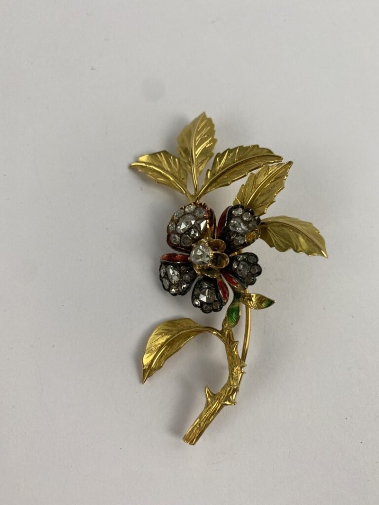 Broche en or jaune (750) et platine (850) figurant une branche fleurie ciselée…