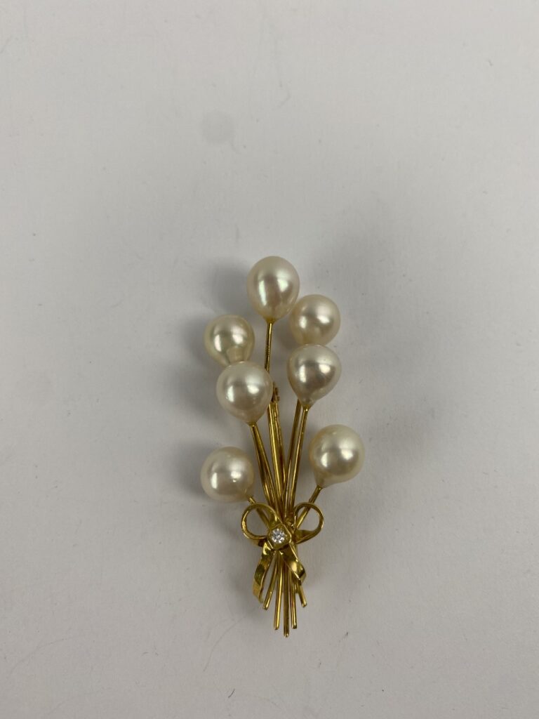 Broche en or jaune (750) figurant un bouquet orné de sept perles de culture bla…
