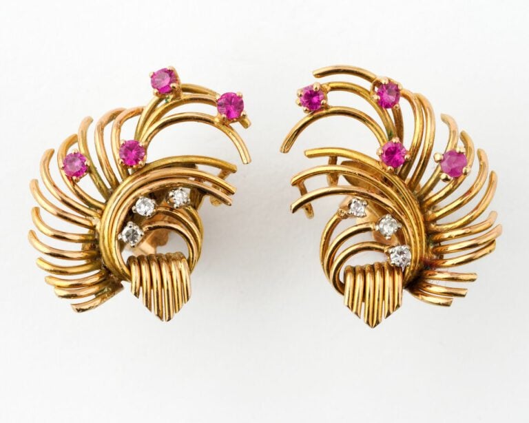 Broche en or jaune (750) figurant un épi de blé stylisé, formée de filins torsa…