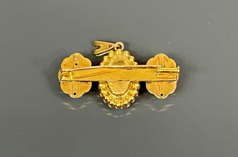Broche en or jaune (750) pouvant former pendentif ornée de trois médaillons à d…