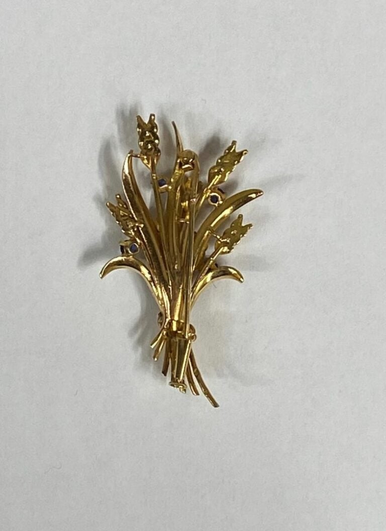 Broche Epi de blé en or jaune (750) ponctuée de petites pierres facettées bleue…
