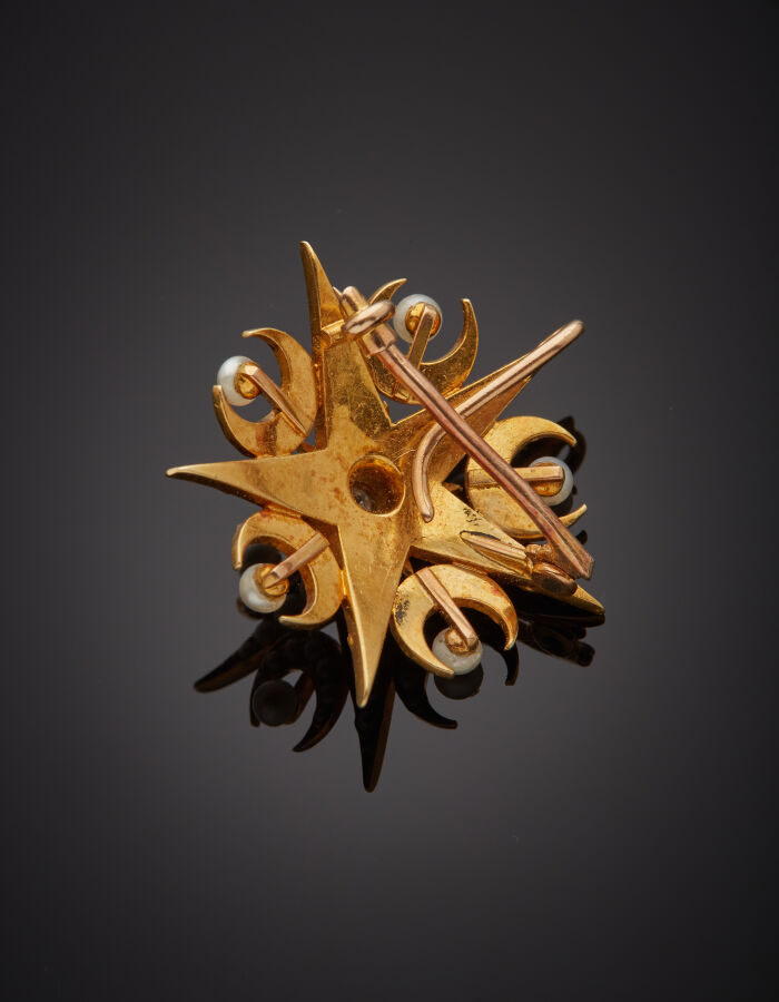 BROCHE "étoile et croissants de lune" en or jaune (750‰) ajouré, orné de perles…