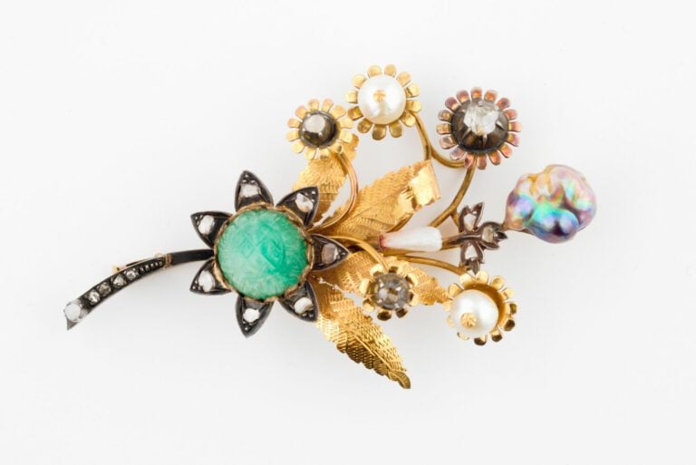 Broche figurant un bouquet fleuri en or jaune (750) ciselé et argent (925), la…