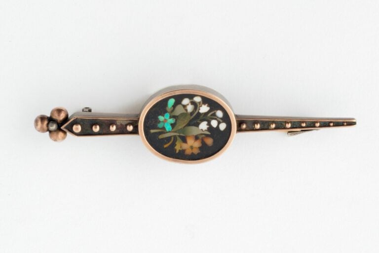 Broche flèche en argent (800) et or jaune (585) ornée d'un médaillon ovale à mo…