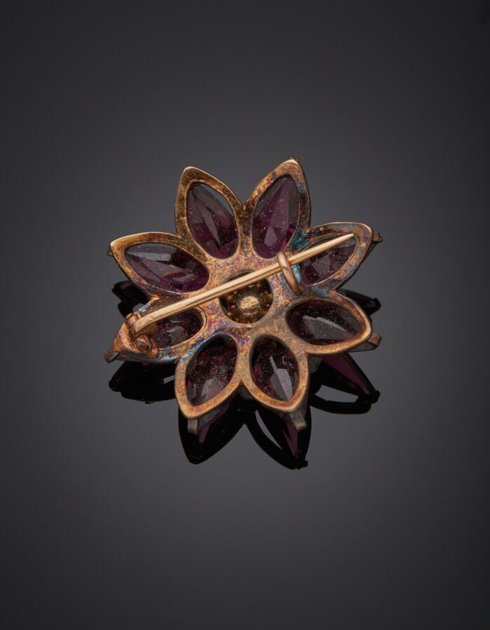 BROCHE "fleur" en or rose (750‰) serti de diamants taillés en rose et d'un alig…