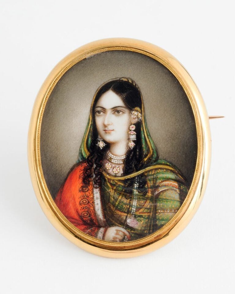 Broche médaillon ovale en or jaune (750) ornée d'une miniature sur plaque de na…