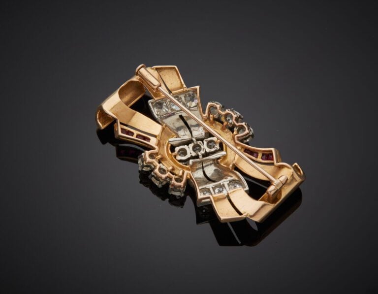 BROCHE « noeud stylisé » en platine (min. 800‰) et or rose (585‰) 18 carats, aj…