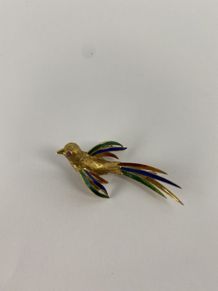 Broche Oiseau en or jaune (750) guilloché, les ailes et les plumes émaillées po…