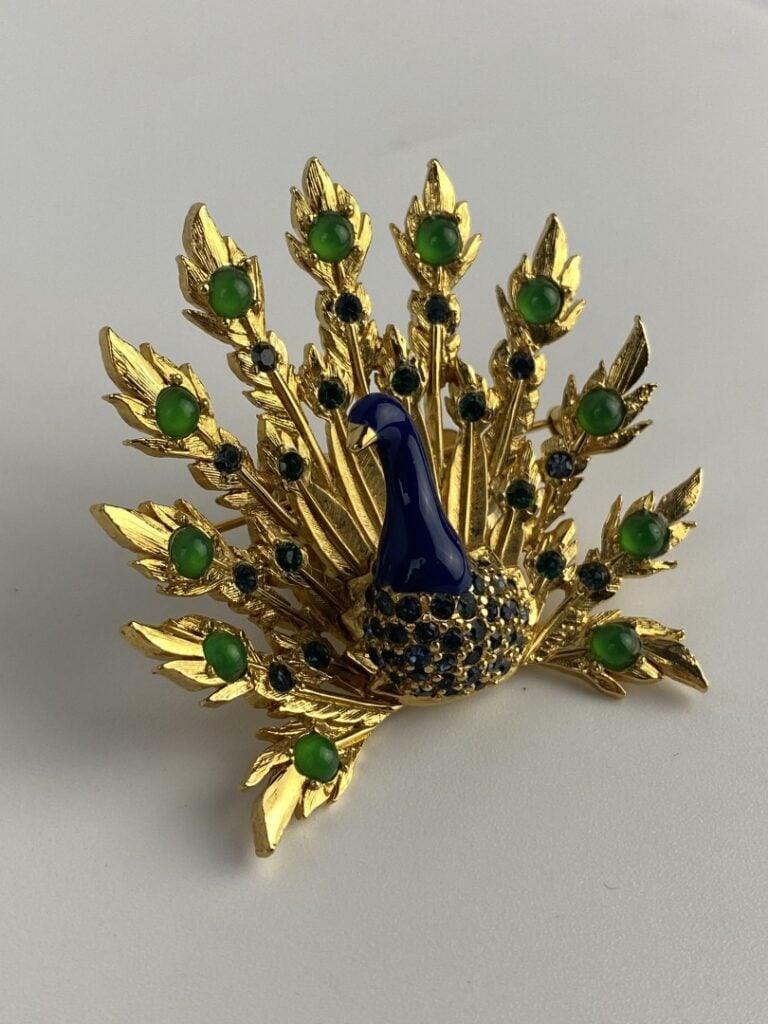 Broche Paon en métal doré à décor émaillé et ponctué de strass et cabochons de…