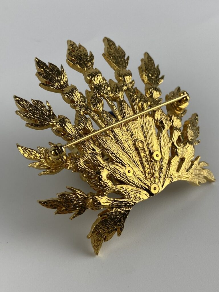 Broche Paon en métal doré à décor émaillé et ponctué de strass et cabochons de…