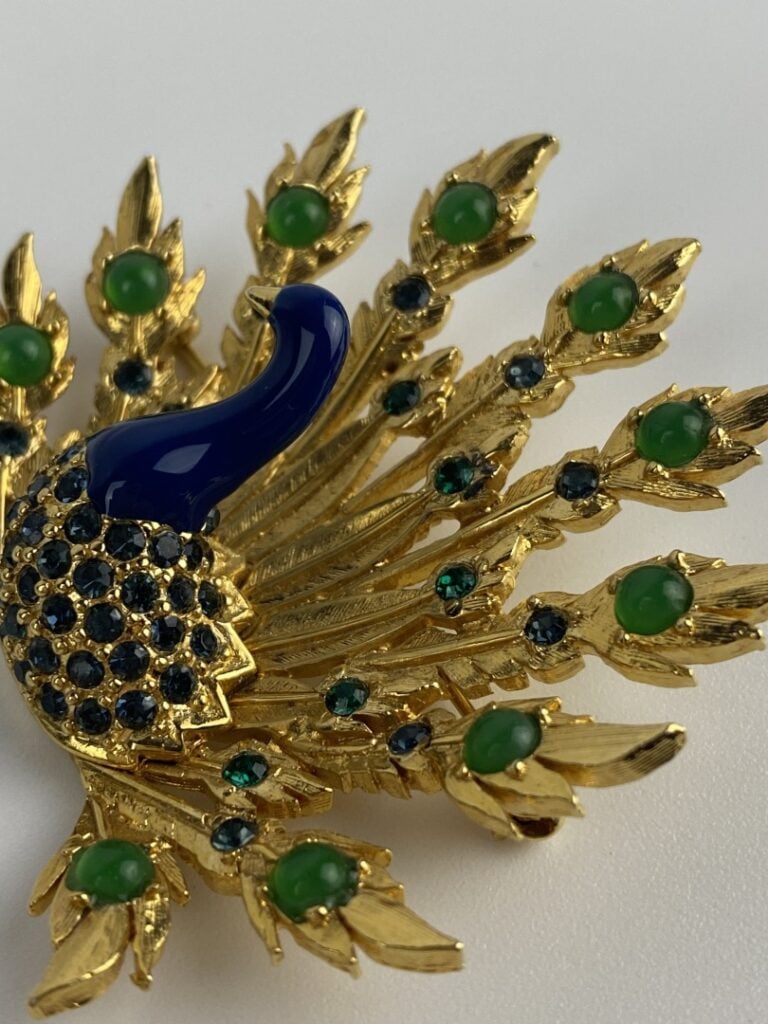 Broche Paon en métal doré à décor émaillé et ponctué de strass et cabochons de…