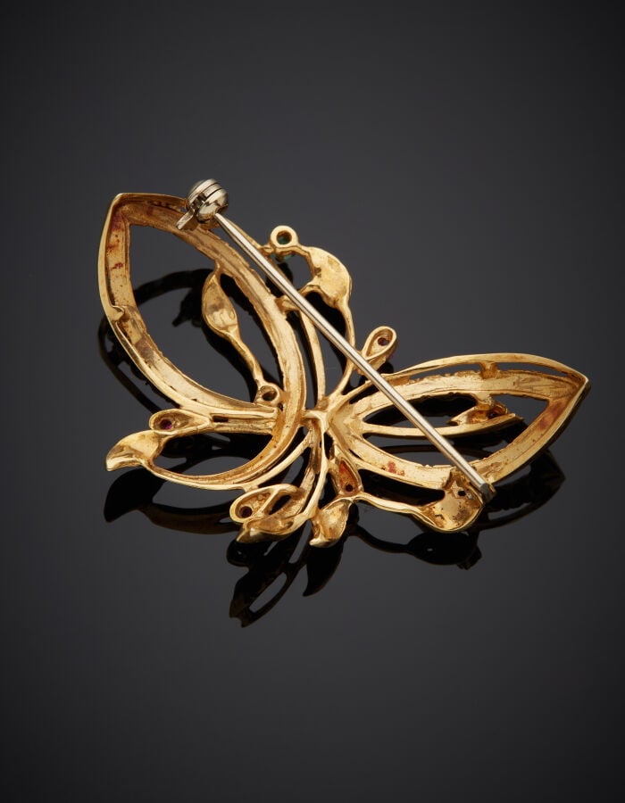 BROCHE « papillon » en or jaune (750‰) ajouré, orné d'émail bleu et vert, serti…