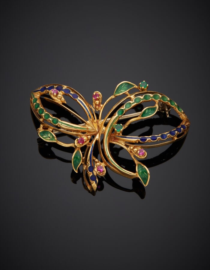 BROCHE « papillon » en or jaune (750‰) ajouré, orné d'émail bleu et vert, serti…