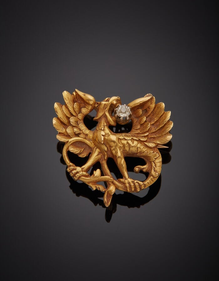 BROCHE-PENDENTIF "dragon ailé" en or jaune (750‰) sculpté et ciselé, serti d'un…