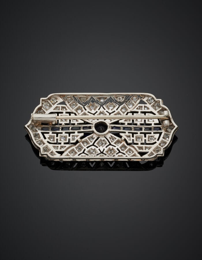 BROCHE plaque hexagonale en platine (950‰) et or gris (750‰) ajouré à motifs "c…