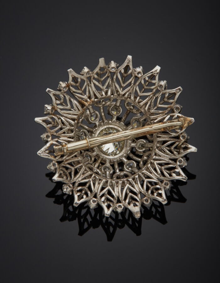 BROCHE "soleil" en fils de platine (950‰) et or gris (750‰) à motifs de feuille…