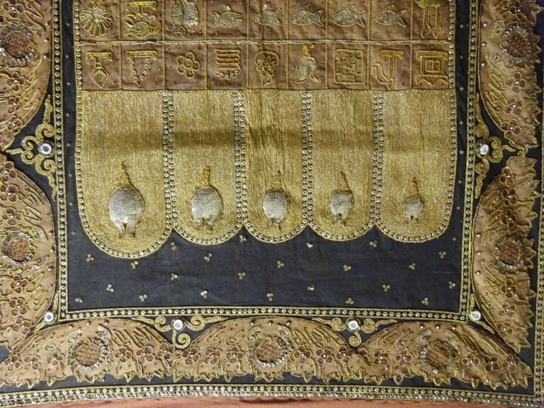 Broderie à décor central d'un mihrab en sequins, dans un entourage d'animaux, r…