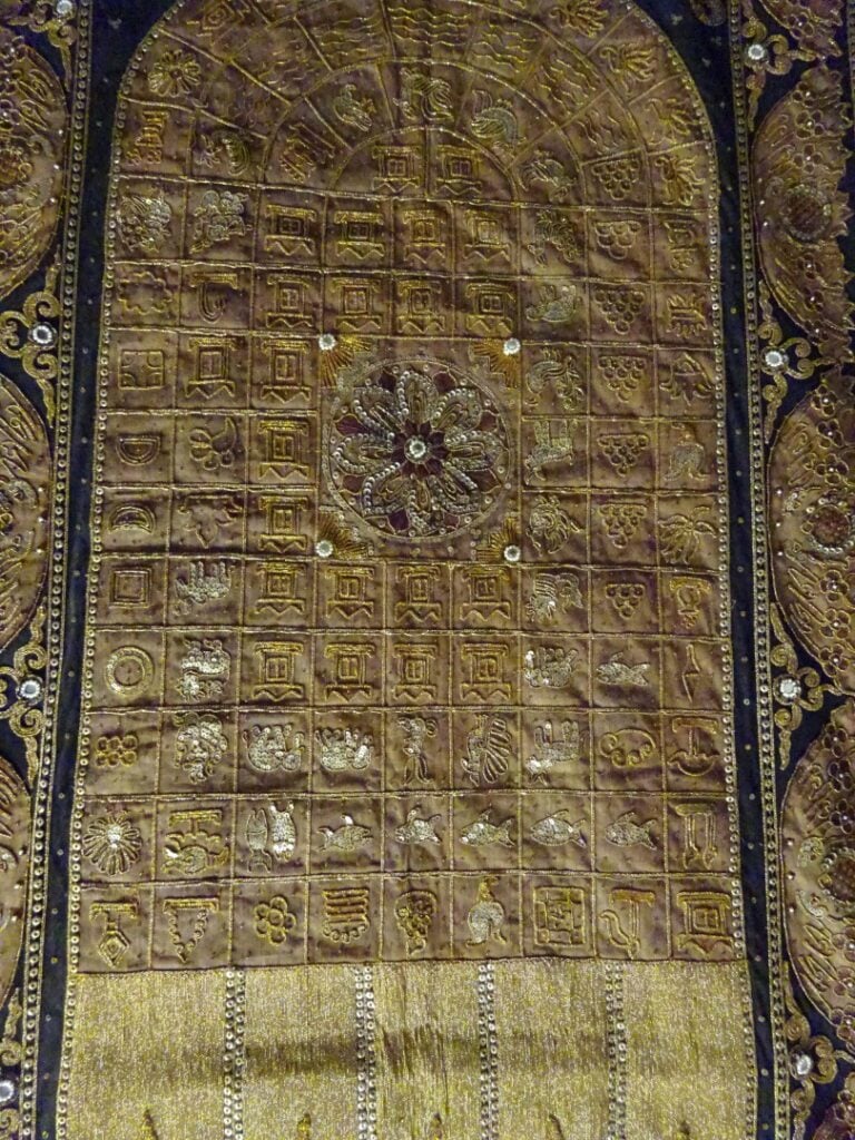 Broderie à décor central d'un mihrab en sequins, dans un entourage d'animaux, r…