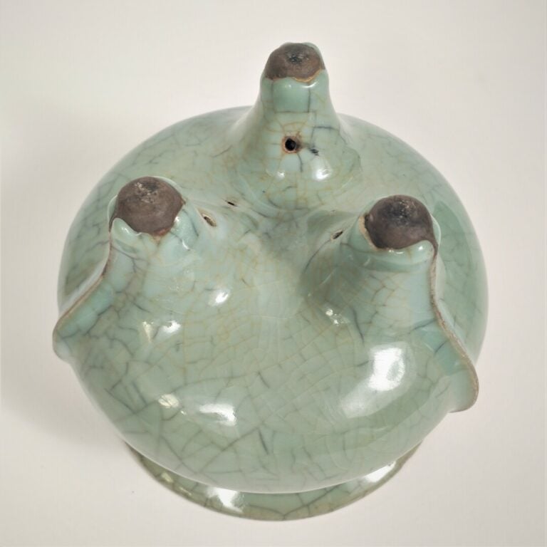 BRÛLE-PARFUM ARCHAISANT TRIPODE EN GRES PORCELAINEUX CELADON CRAQUELE, LI - Chi…