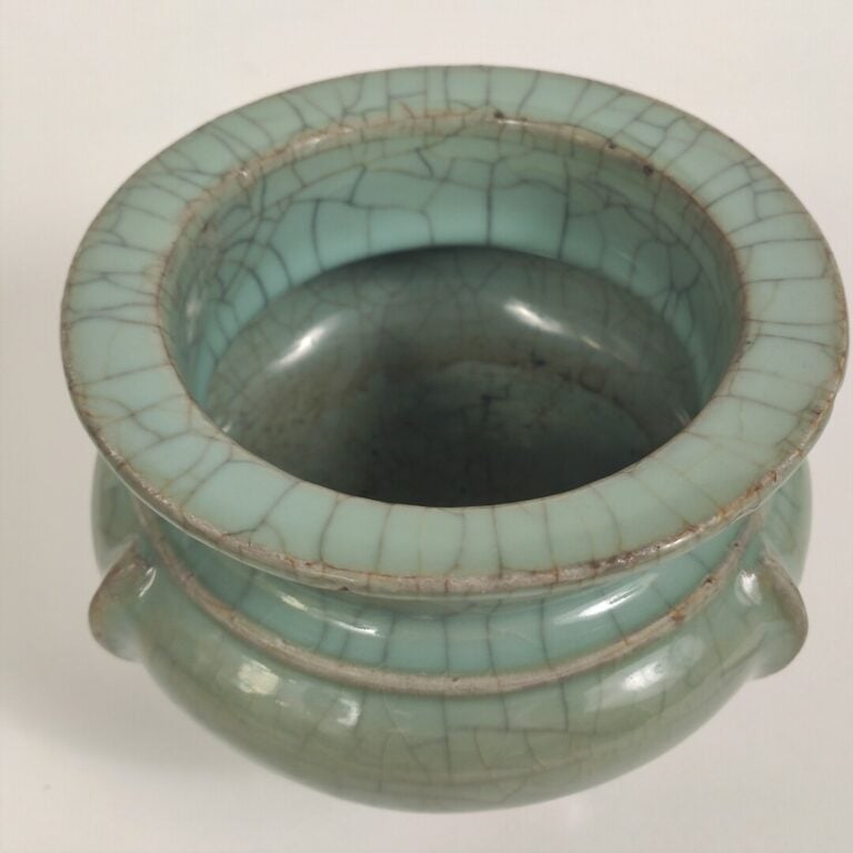 BRÛLE-PARFUM ARCHAISANT TRIPODE EN GRES PORCELAINEUX CELADON CRAQUELE, LI - Chi…