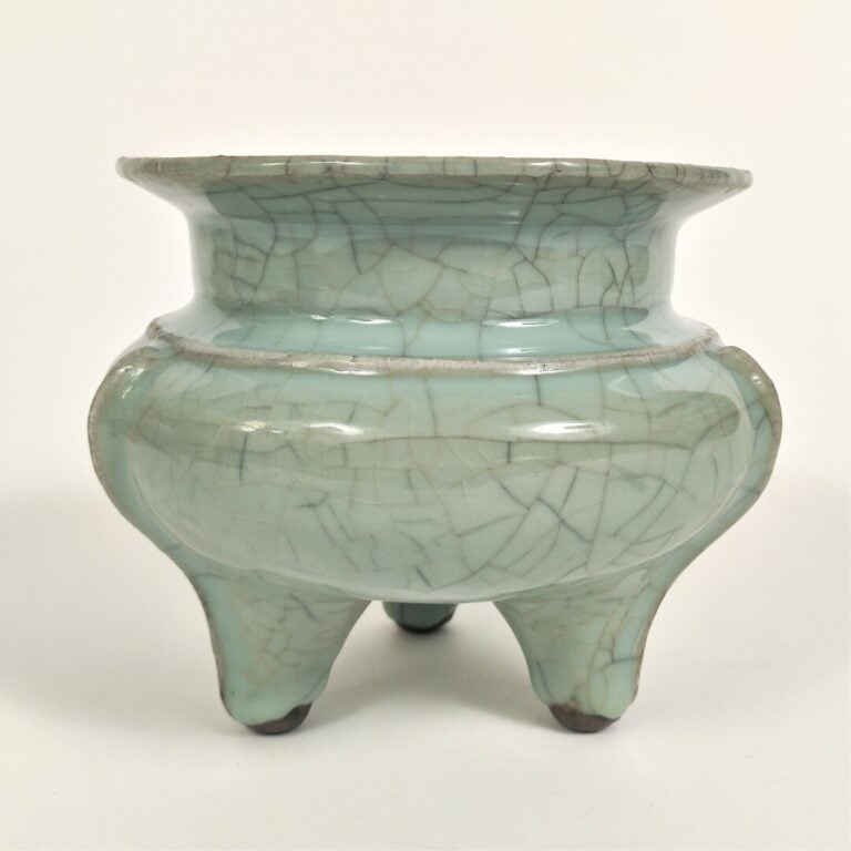 BRÛLE-PARFUM ARCHAISANT TRIPODE EN GRES PORCELAINEUX CELADON CRAQUELE, LI - Chi…