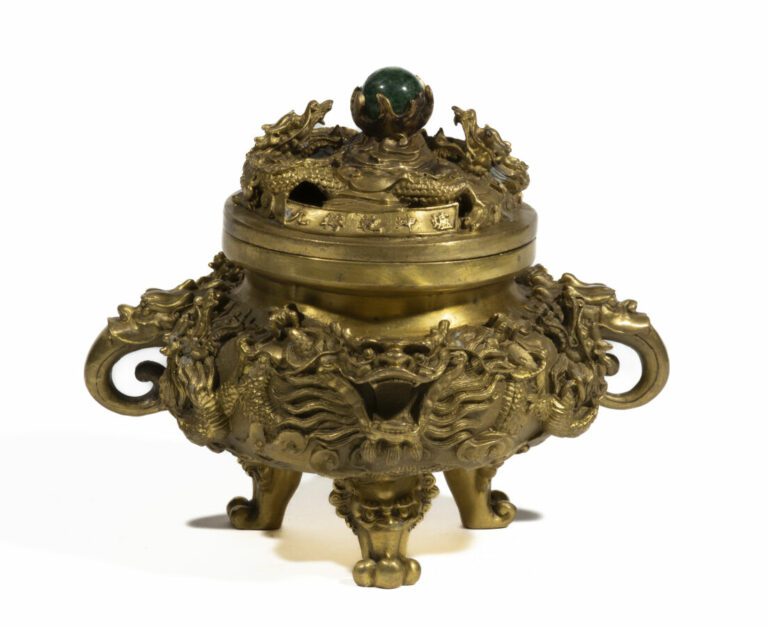 Brûle-Parfum couvert en bronze doré, à décor sculpté de dragons. Inscription su…