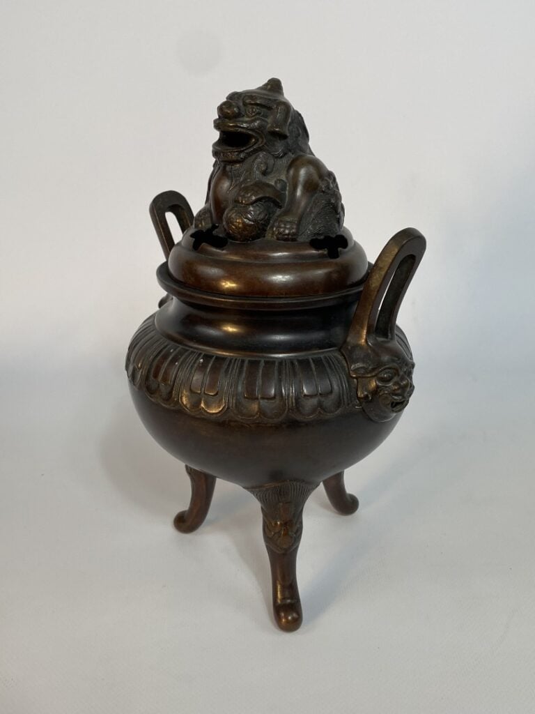 BRULE-PARFUM COUVERT EN BRONZE TRIPODE - Chine, - Le couvercle ajouré est surmo…