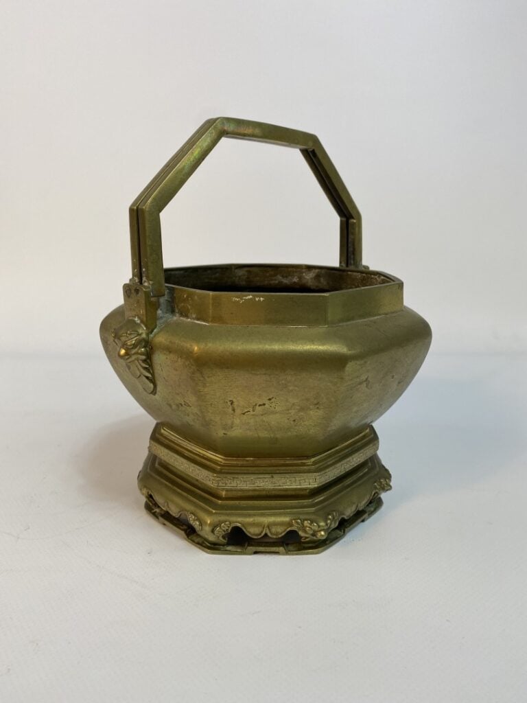 BRULE-PARFUM EN BRONZE DORE - Chine - De forme octogonale il est pourvu d'anses…