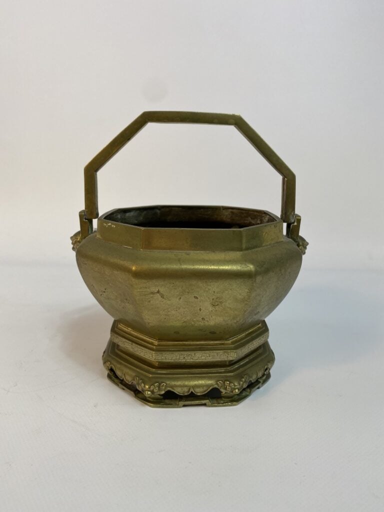 BRULE-PARFUM EN BRONZE DORE - Chine - De forme octogonale il est pourvu d'anses…