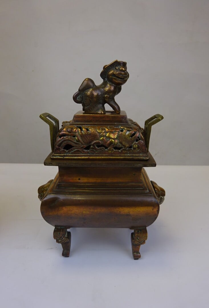 BRULE-PARFUM EN BRONZE DORE - Chine, - Quadripode, de forme rectangulaire. Le f…