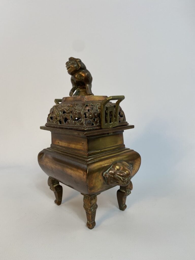 BRULE-PARFUM EN BRONZE DORE - Chine, - Quadripode, de forme rectangulaire. Le f…