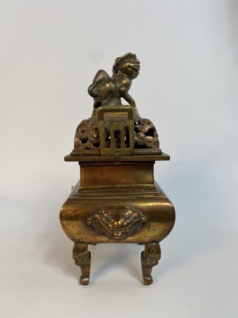 BRULE-PARFUM EN BRONZE DORE - Chine, - Quadripode, de forme rectangulaire. Le f…