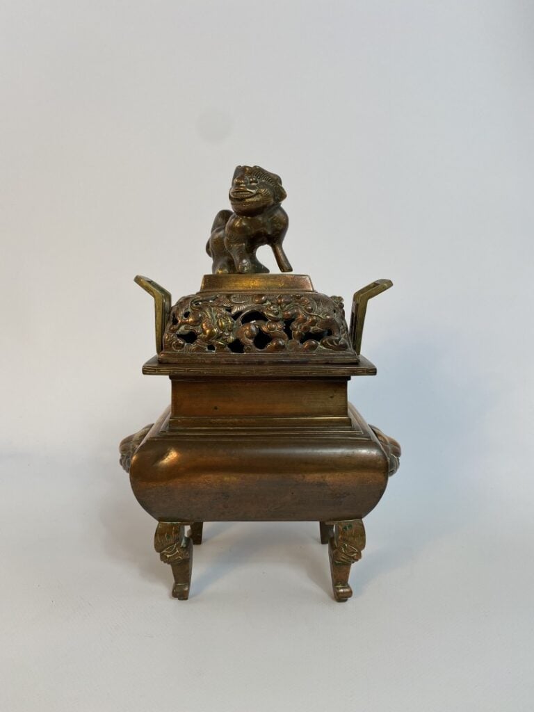 BRULE-PARFUM EN BRONZE DORE - Chine, - Quadripode, de forme rectangulaire. Le f…