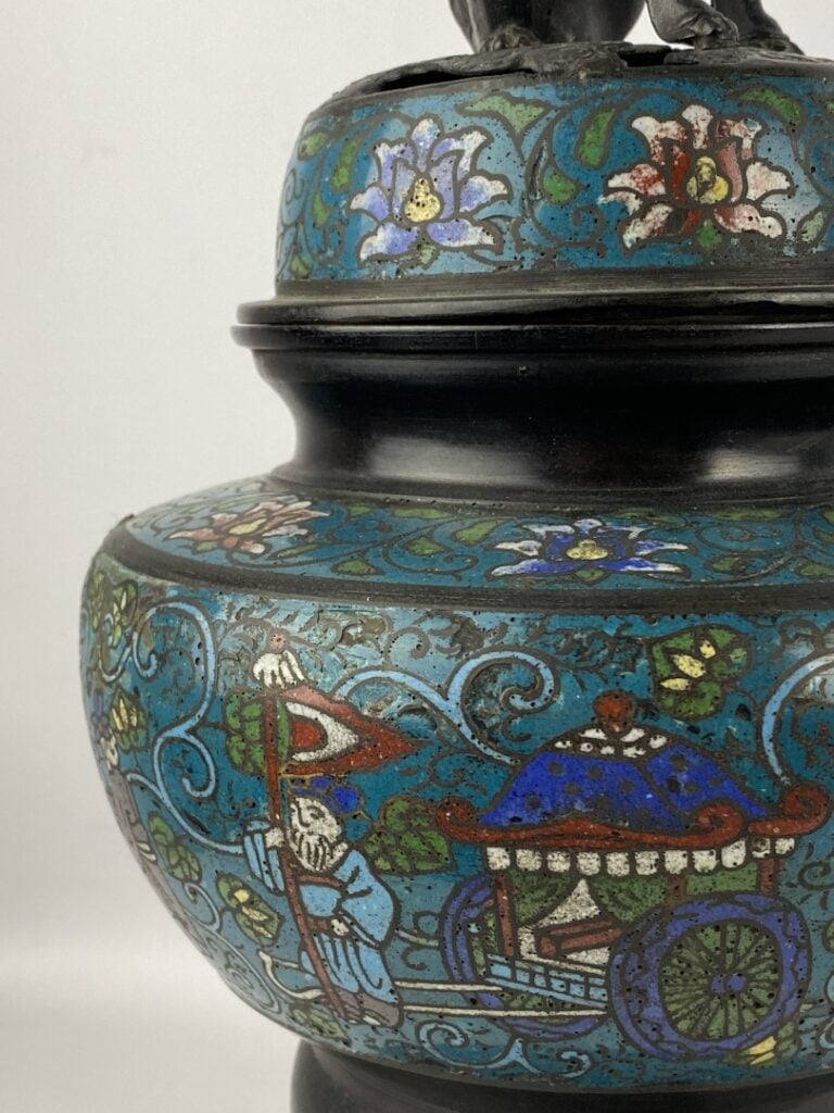 Brûle-parfum en bronze et émaux cloisonnés - Chine, XXe - A décor de personnage…