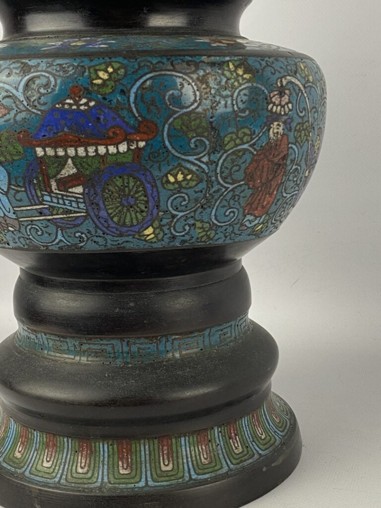 Brûle-parfum en bronze et émaux cloisonnés - Chine, XXe - A décor de personnage…