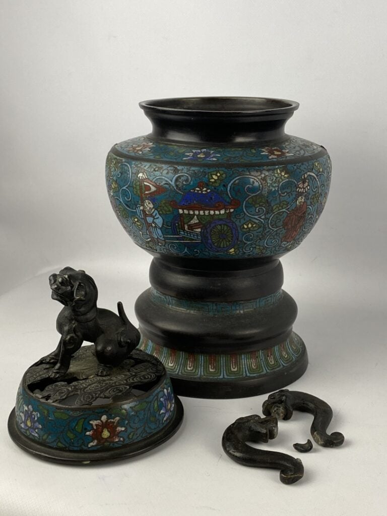 Brûle-parfum en bronze et émaux cloisonnés - Chine, XXe - A décor de personnage…