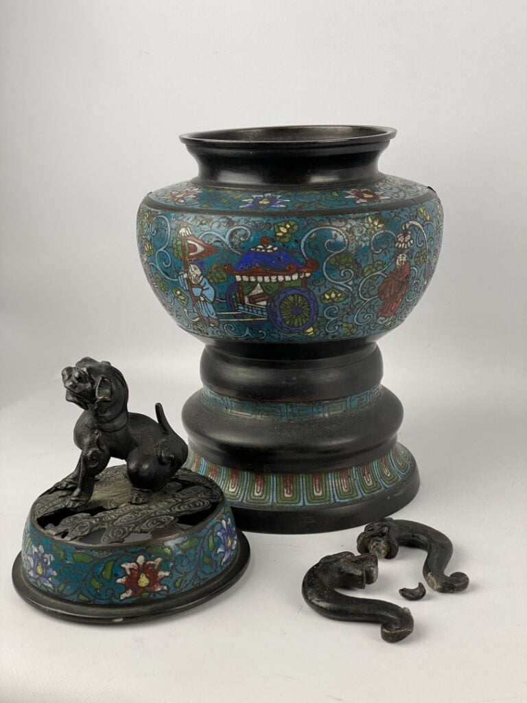 Brûle-parfum en bronze et émaux cloisonnés - Chine, XXe - A décor de personnage…
