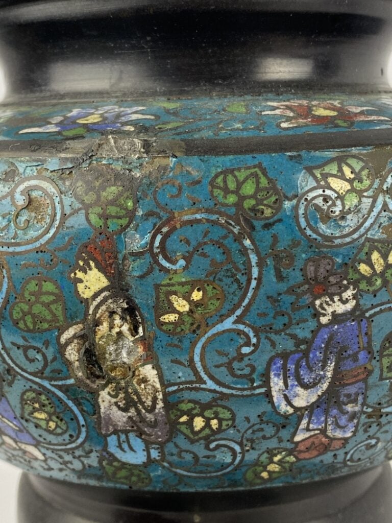 Brûle-parfum en bronze et émaux cloisonnés - Chine, XXe - A décor de personnage…